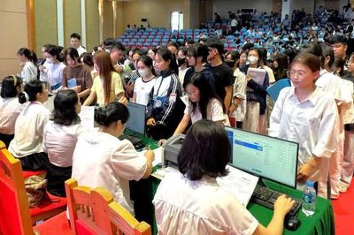 Gần 3.000 tân sinh viên Trường Đại học Hùng Vương làm thủ tục nhập học