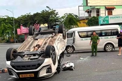 Xe 16 chỗ tông taxi 'lấm lưng trắng bụng', nhiều người bị thương, có trẻ em