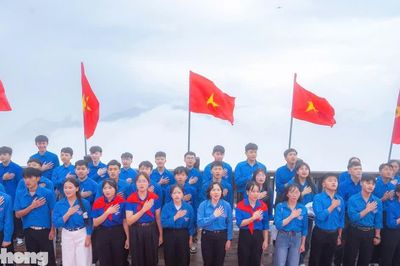 300 đoàn viên, thanh niên dự lễ chào cờ trên đỉnh Fansipan