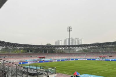 Mưa nặng hạt trên sân Kuala Lumpur trước trận bán kết của tuyển Việt Nam