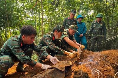 Cất bốc hai phần mộ liệt sĩ công binh tại Lào Cai