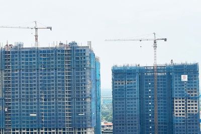 Dự án ở phường từng đông dân nhất Hà Nội nhiều lần lỡ hẹn, 3 tòa chung cư vẫn ngổn ngang