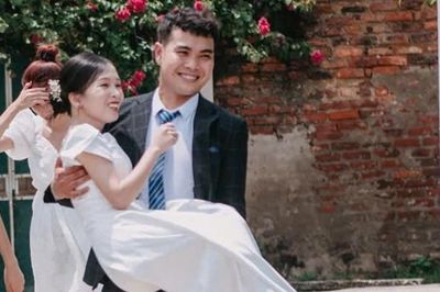 Yêu cô gái yếu chân từ lần đầu gặp, chàng trai Ninh Bình bế đi đăng ký kết hôn