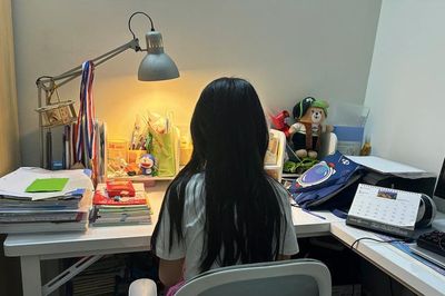 Mất ăn mất ngủ vì người yêu cũ của vợ là thầy giáo của con gái
