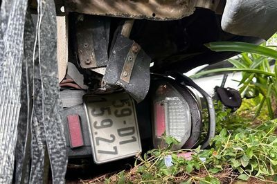 Xe tải mất phanh khi ôm cua dưới cầu Ba Son, kéo lê tài xế công nghệ vào gầm