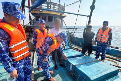 Cảnh sát biển bắt giữ tàu chở 130.000 lít dầu D.O. trái phép trên vùng biển Cà Mau