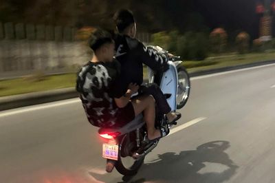 Đề nghị truy tố 13 bị can sau màn chạy xe bốc đầu ở Quảng Ninh