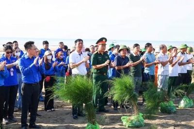 Trồng 2.000 cây phi lao, trao 300 cờ Tổ quốc cho ngư dân Sầm Sơn