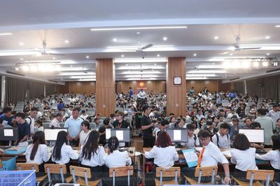 Tân sinh viên nhập học bằng những câu hỏi về nghề nghiệp tương lai