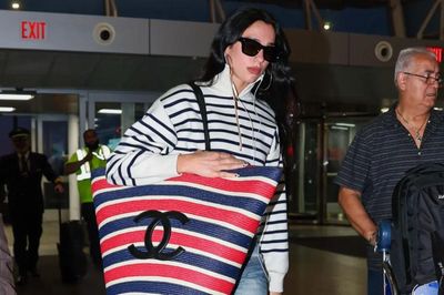 Dua Lipa gây chú ý với chiếc túi khổng lồ