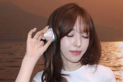 Wendy (Red Velvet) gây chú ý với phong cách đi biển táo bạo