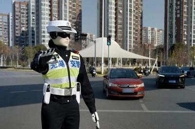 Robot hình người của Trung Quốc gia nhập lực lượng cảnh sát giao thông