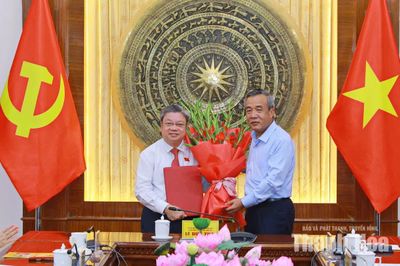 Công bố Nghị quyết của Ủy ban Thường vụ Quốc hội về công tác cán bộ
