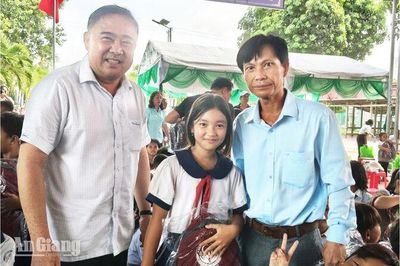 Trao gần 600 phần quà cho học sinh và người dân có hoàn cảnh khó khăn xã Ba Chúc