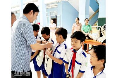 Trao 300 phần quà cho học sinh khó khăn phường Tịnh Biên