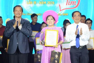 Thí sinh Trần Thị Cẩm Hồng đoạt giải nhất Cuộc thi “Tiếng hát từ trái tim” lần thứ III