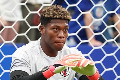 PSG dừng đàm phán mua thủ môn Zion Suzuki giá 35 triệu euro do phía đại diện đòi hoa hồng