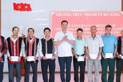Lãnh đạo thành phố Đà Nẵng trao quà cho hộ nghèo, người có uy tín tại xã Đắc Pring