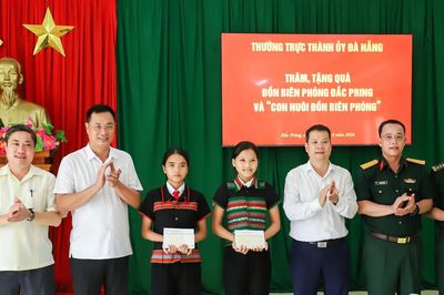 Bí thư Thành ủy Lê Ngọc Quang thăm, tặng quà Đồn Biên phòng Đắc Pring