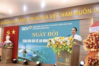 Phó Bí thư Thành ủy, Chủ tịch Ủy ban MTTQ Việt Nam thành phố Nguyễn Đình Vĩnh dự Ngày hội Toàn dân bảo vệ an ninh Tổ quốc tại BIDV Chi nhánh Quảng Nam