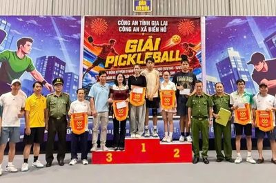 Gần 40 tay vợt tranh tài tại Giải Pickleball Công an xã Biển Hồ