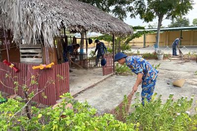 Trung tâm Huấn luyện Vùng 4 Hải quân hỗ trợ Trường Mầm non Căn cứ Cam Ranh trước năm học mới