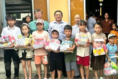 Trao 200 suất quà cho học sinh, người dân có hoàn cảnh khó khăn tại xã Nam Ninh Hòa