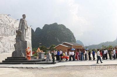 Đoàn đại biểu tỉnh dâng hương, dâng hoa nhân dịp kỷ niệm 116 năm Ngày sinh đồng chí Lương Văn Tri
