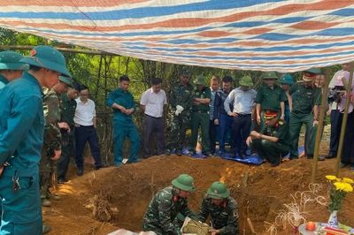 Khai quật, cất bốc 2 phần mộ liệt sĩ tại phường Cam Đường