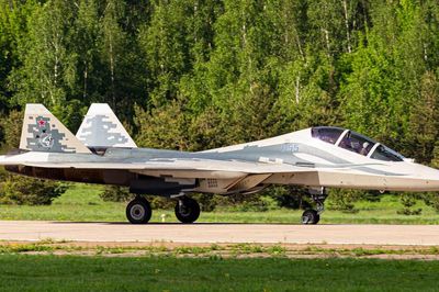 Nga thử nghiệm tiêm kích hai chỗ ngồi Su-57D làm trung tâm chỉ huy bầy UAV không người lái