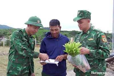 Trao cây giống hỗ trợ người dân khu vực biên giới