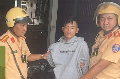 Khống chế đối tượng tàng trữ ma túy, chống trả CSGT