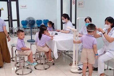 Hà Nội khám sức khỏe miễn phí cho học sinh trước năm học mới