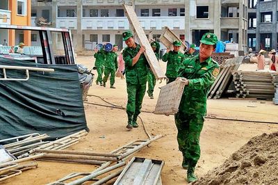 Cán bộ, chiến sĩ Đồn Biên phòng Tả Gia Khâu tham gia hoàn thiện trường nội trú biên giới Pha Long