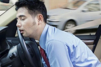 Cảnh sát giao thông khuyến cáo về việc dừng xe trên cao tốc để ngủ