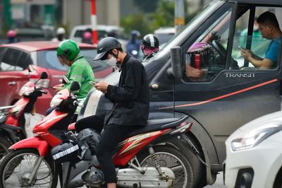 Dùng điện thoại trong lúc lái xe như thế nào để không bị phạt 4 - 6 triệu đồng?