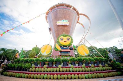 Cận cảnh 'gùi sầu riêng' lớn nhất Việt Nam vừa xác lập kỷ lục