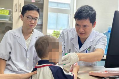 Bé trai 2 tuổi bị chó nhà cắn, vết thương sát động mạch cảnh đe dọa tính mạng