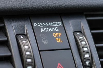 Vì sao ô tô có công tắc tắt túi khí ghế phụ?