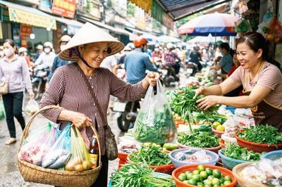 Thay đổi thói quen để giảm phát thải túi nilon