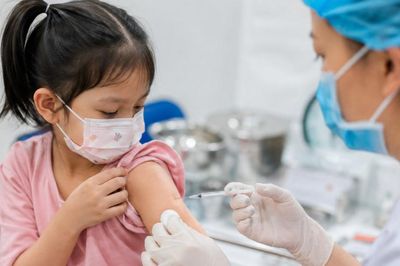Những nhóm nguy cơ cao nào cần được ưu tiên tiêm vaccine?