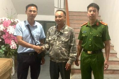 Bất ngờ nhận hơn 200 triệu từ người lạ, con trai nhờ bố đẻ báo công an