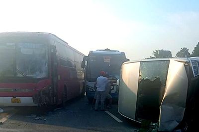 3 ô tô va chạm liên hoàn trên cao tốc Nội Bài - Lào Cai