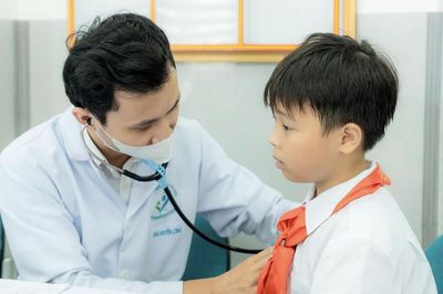 Hà Nội khám sức khỏe định kỳ miễn phí cho trẻ em, học sinh trước năm học mới