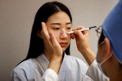Bỏ tiền để AI chỉ chỗ cần phẫu thuật thẩm mỹ