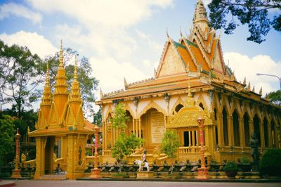 Bên trong ngôi chùa Khmer dát vàng đang 'hot' nhất Trà Vinh
