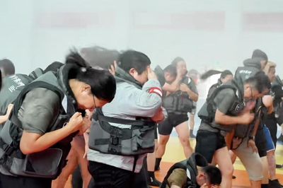 Du lịch trải nghiệm gió bão, lũ ngập đến cổ gây tranh cãi ở Trung Quốc