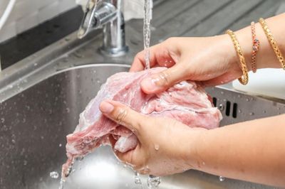 Đừng vội rửa thịt sống trước khi nấu