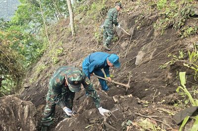 Lật từng phiến đá, bới từng tấc đất