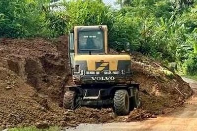 Lượng lớn đất đá 'án ngữ' tuyến đường liên xã ở Thái Nguyên